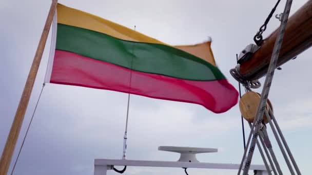 Bandeira Lituana Balançando Vento Veleiro Velho Vídeo Noção Lenta Imagens — Vídeo de Stock