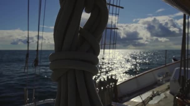 Lano Jachtě Houpe Větru Vlnách Stará Plachetnice Otevřeném Moři Vlny — Stock video