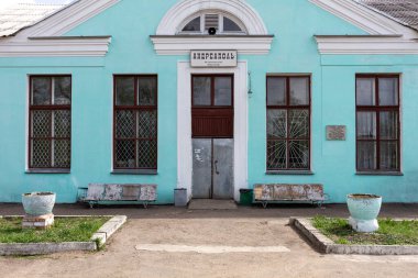 Rusya 'daki eski tren istasyonu. Mavi bir bina, bir sokak ve tren istasyonu. Yüksek kalite fotoğraf