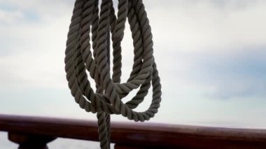 Yatın ipi rüzgarda sallanır ve dalgalar dalgalanır Açık denizde eski yelkenli. Arkaplanda dalgalar.