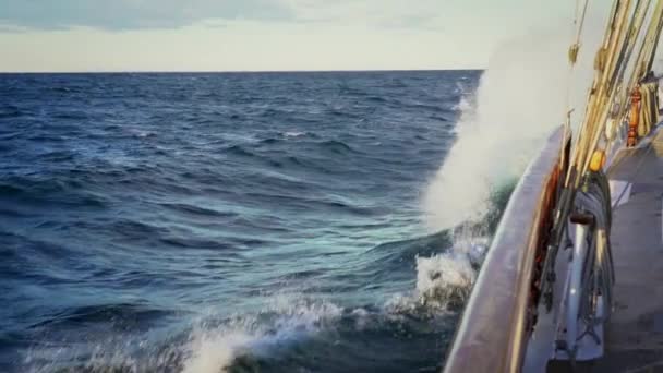 Żeglarstwo Morzu Widok Pokładu Jachtu Dziobie Zbliżenie Widok Boku Zielonym — Wideo stockowe