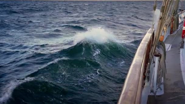 Парусник Море Вид Палубы Яхты Носу Крупный План Вид Сбоку — стоковое видео