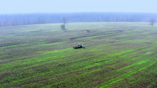 空中展望 トラクターは畑を通って農業用肥料を放出した 農業の秋の仕事 ドローン映像 — ストック動画