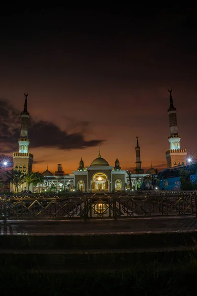 インドネシアのインドラマユ2022年3月28日 日没後の青い時間に西ジャワ州インドラマユ市の壮大なモスク — ストック写真
