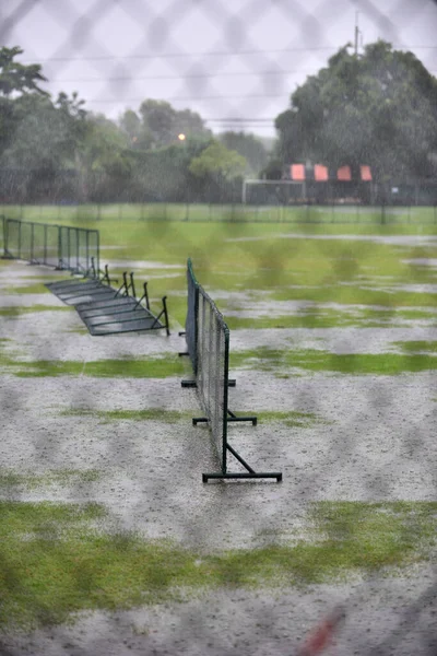 Переглядаючи Глибоко Зелений Дротовий Паркан Стадіону Побачивши Затоплене Футбольне Поле — стокове фото