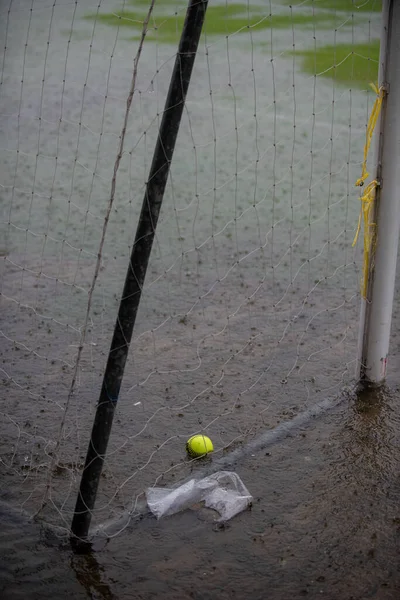 Záplavové Softbalové Hřiště Plné Vody Zeleným Míčkem Které Zůstalo Poblíž — Stock fotografie