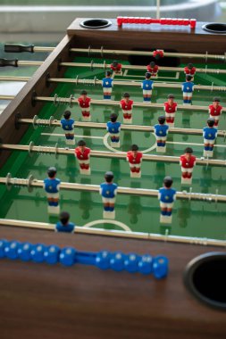 Futbol masası futbol maçı. Sosyal rahatlama için kapalı spor oyunu.