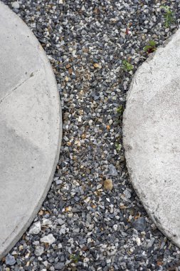 Çemberin etrafında çakıl taşlarıyla bahçeye çıkan patikayı kapatın..