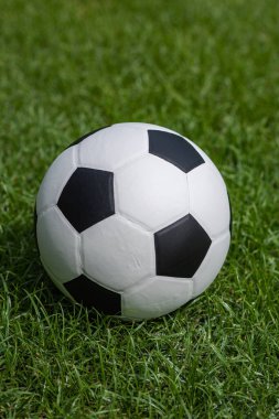 Klasik stil futbol, öğleden sonra çimlerin üzerinde takımların antrenmanlarını bekliyor. Klasik desen.