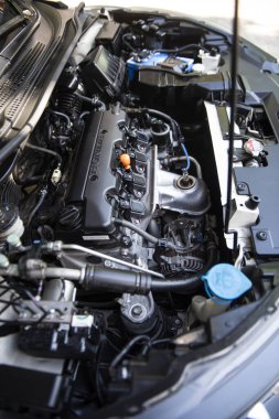BANGKOK - 27 Haziran 2021: Honda HRV 1.8E (2014), otomobil motoru kapanıyor. Yanmalı motorun iç tasarımı ve araba parçaları ayrıntıları.