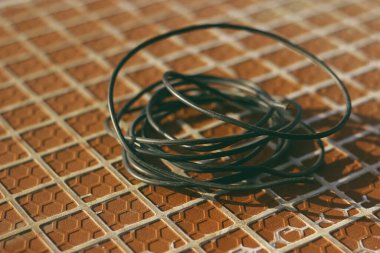 Kullanılmayan siyah elektrik tesisatı için kalan kablo