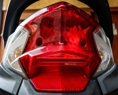 Kırmızı motosiklet stop lambalarını modern, lüks ve zarif bir tasarımla kapatın. Motosiklet hobisi ve motosiklet endüstrisi için uygun. Honda motosiklet stop lambası