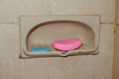 Sabun tabaktaki sabun. Yakın plan. Yan görünüm bej, kırpma yolu dahil. banyo içi