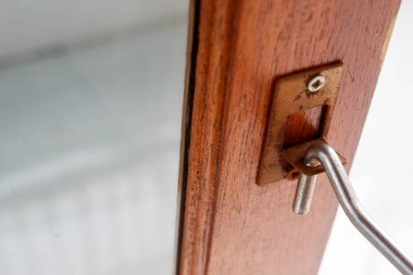 Pencere pervazına metal bir kanca yerleştirilmiş. Pencereyi açık tutmak için bir çelik pencere kancası yerleştirildi