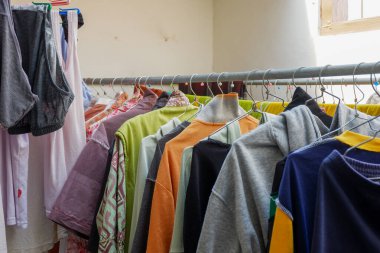 Kurumuş kıyafetlerin çeşitli renkleri