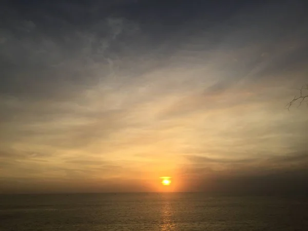 Tegal wangi plaj jimbaran bali 'de güzel bir gün batımı manzarası