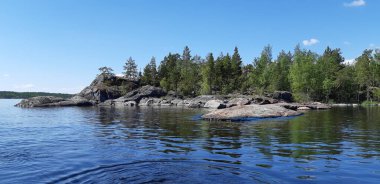 Yazın Ladoga Gölü 'nde Karelian skerries. Tekneden deniz manzarası