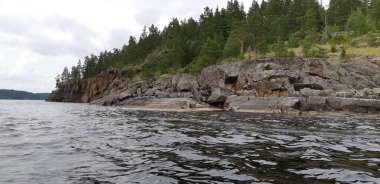 Yazın Ladoga Gölü 'nde Karelian skerries. Tekneden deniz manzarası