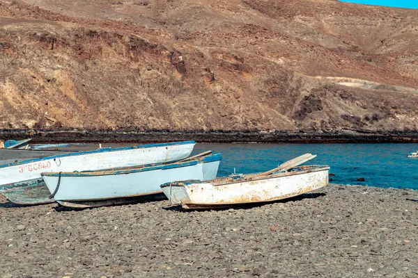 Gölün kıyısında bir tekne