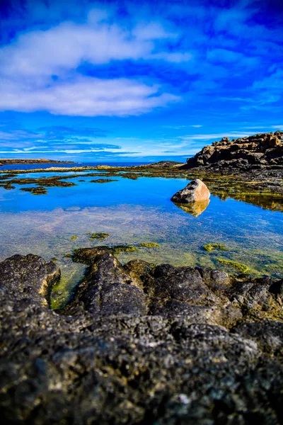 Deniz kıyısından güzel bir manzara.