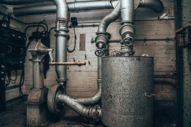 Eski paslı metal borular ve çelik boru.