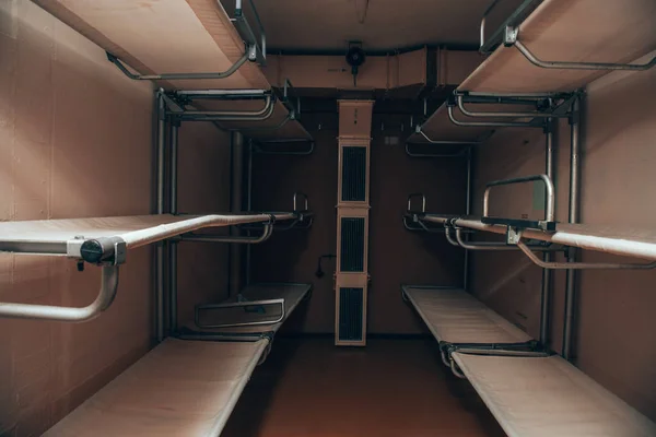 Modern bir otelin içi, büyük bir tavan..