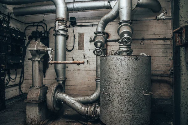 Eski paslı metal borular ve çelik boru.