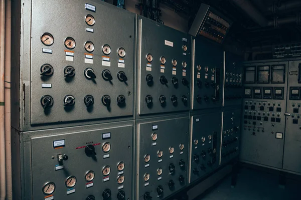 Dolabı olan eski bir fabrika