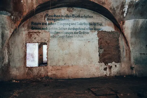 Pencereleri olan eski, kirli bir ev.