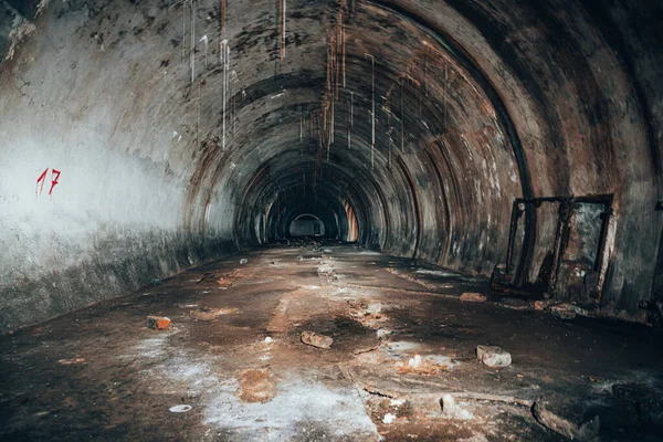 Verlassene Und Schmutzige Betonwände Unterirdischer Tunnel Mit Rissen — Stockfoto