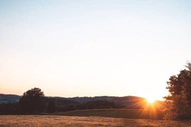 Gün batımında yaz manzara.