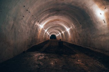 Karanlıktaki yeraltı tüneli