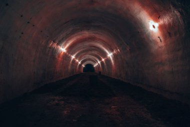 Karanlıktaki yeraltı tüneli