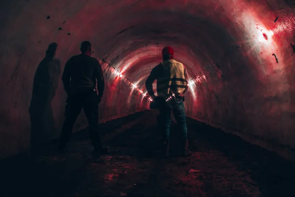 Gece vakti siyah takım elbiseli silahlı bir adam.