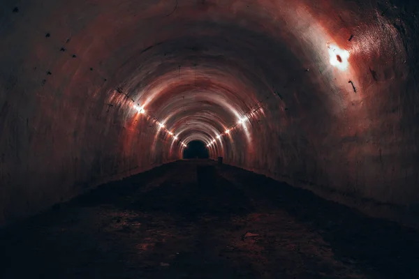 Karanlıktaki yeraltı tüneli
