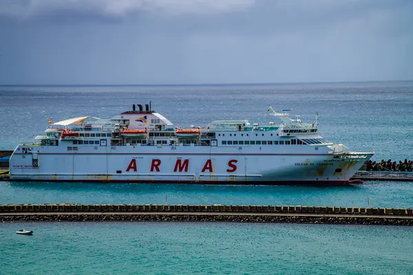 Denizde gemi gezisi.