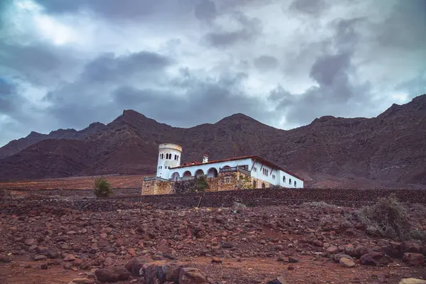 Çöldeki dağların manzarası