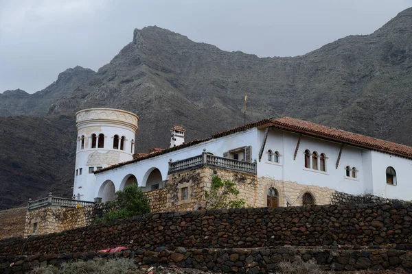 Eski İspanyol kasabasının antik şehrinin kutsal duvarının manastırı manzarası.