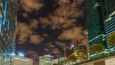 Paris, Fransa - Timelapse - La Defense Business District Buildings 'de Bulutlu Gökyüzüne Bakış