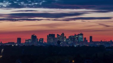 Paris, Fransa - Zaman Çizelgesi - La Savunma Bölgesi Mimarisi Üzerine Renkli ve Bulutlu Gün Doğumu