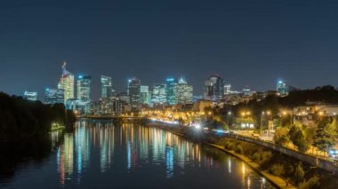 Paris, Fransa - Timelapse - La Defense Business District Traraffic Seine River Binalarında Gece Hayatı