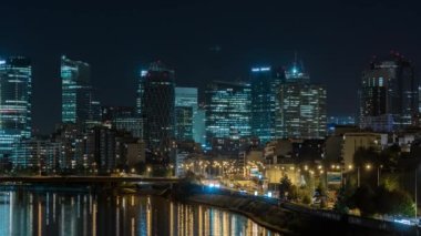 Paris, Fransa - Timelapse - La Defense Business District Towers ve Buildings Seine River 'da Gece Trafiği