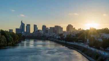Paris, Fransa - Günbatımı La Defense Business District Road Trafiği ve Seine River Towers Paris