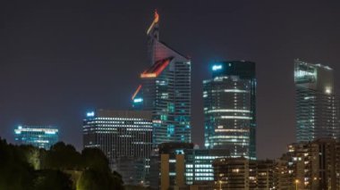 Paris, Fransa - Zaman Çizelgesi - La Defense Business District Kuleleri Gece Mimarisinde Aydınlandı