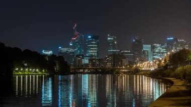 Paris, Fransa - Zamanlaması - Gece Trafiği Nehrindeki La Defense Business District 'in Huzurlu Manzarası