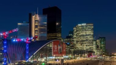 Paris, Fransa - Timelapse - La Defense Business District at Night Buildings Alışveriş Merkezi ve Pedestrians