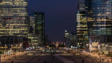 Paris, Fransa - Timelapse - Akşam Çalışanlarının Ofisi Terk Ettiği La Defense İş Bölgesinin Kalbinde