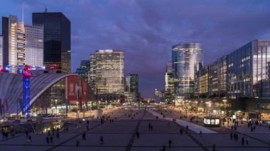 Paris, Fransa - Timelapse - Mor ve Fırtınalı Gökyüzü Altındaki Çalışanlarla Akşam Saati Savunma Bölgesi