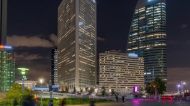 Paris, Fransa - Zaman Çizelgesi - La Defense İş Bölgesi Binaları Arasında Gecedeki İnsanlar