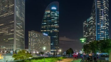 Paris, Fransa - Zaman Çizelgesi - La Defense Business District Buildings and Peoples 'da Karanlık Bir Sahne